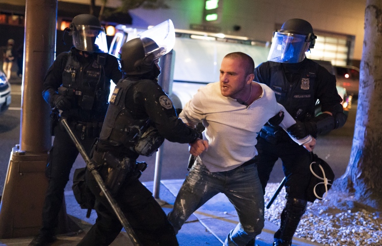 ޕޯޓްލޭންޑުގެ ހަމަނުޖެހުން:ޓްރަމްޕާއި ބައިޑަން "ހަމަލާ"