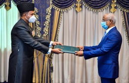 Vice Admiral Ather Mukhtar (Retd), the new High Commissioner-designate of Pakistan to Maldives, presents his credentials to President Ibrahi Mohamed Solih on August 31, 2020. PHOTO/PRESIDEN'T'S OFFICE