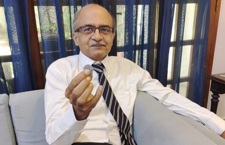 އިންޑިއާގެ ވަކީލަކަށް އެއް ރުޕީސްގެ ޖޫރިމަނާއެއް