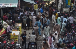 In this picture taken on August 31, 2020, people visit a mobile phone market in Lahore. - Six months after the coronavirus arrived in Pakistan, the country appears to have dodged the worst of the pandemic, baffling public health experts and dampening fears its crowded urban areas and ramshackle hospitals will be overrun. (Photo by Arif ALI / AFP) / To go with AFP story Pakistan-virus-health, FOCUS by Kaneez Fatima with Zain Zaman Janjua in Islamabad