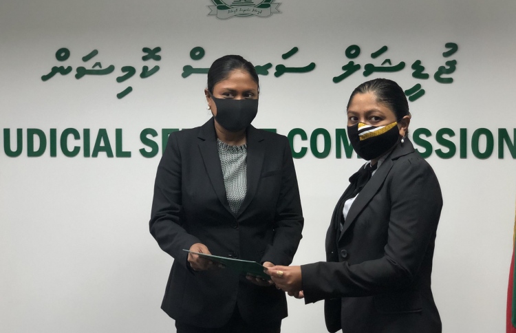 ކްރިމިނަލް ކޯޓުގެ ފުރަތަމަ އަންހެން ގާޒީއަކަށް ދީބާނާޒް