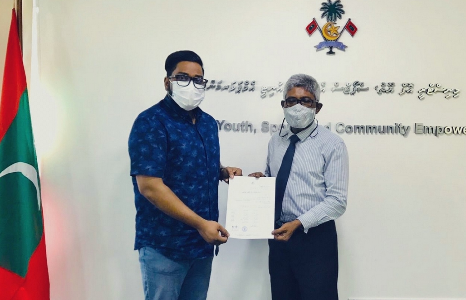 ސްޕޯޓްސް ކޮމިޝަނަރު ހީނާ އަހުމަދު ސަލީމް (ކ) އާއި އެފްއޭއެމްގެ ރައީސް ބައްސާމް އަދީލް ޖަލީލް.-- ފޮޓޯ: ބައްސާމް/ޓްވިޓާ