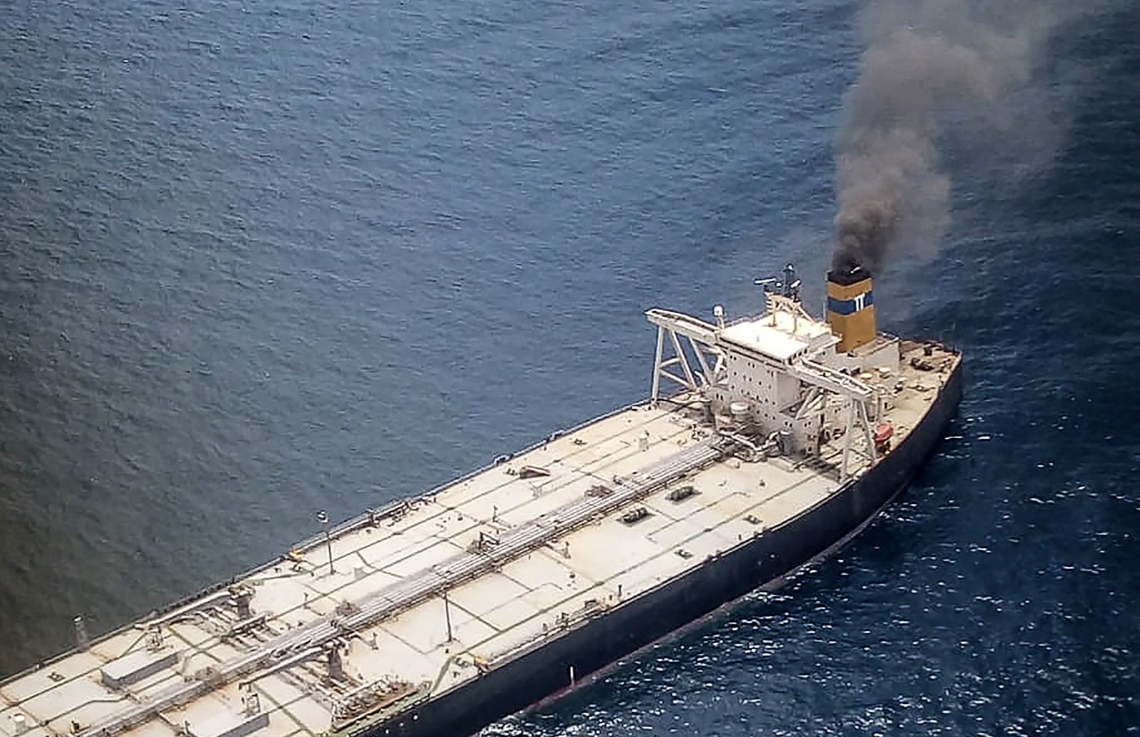 ލަންކާގެ އިރުމަތިން 60 ކިލޯމީޓަރު ދުރުން ރޯވި ތެޔޮ ޓޭންކަރުން ދުން އަރަނީ. --ފޮޓޯ:އޭއެފްޕީ