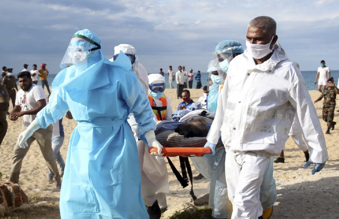 ތެޔޮ ޓޭންކަރުގެ އިންޖީން ރޫމުގައި އެއްޗެއް ގޮވުމުގެ ސަބަބުން މަރުވި ފިލިޕީންސްގެ ފަޅުވެރިޔާގެ ހަށިގަނޑު ލަންކާ އަށް ބާލަނީ. --ފޮޓޯ:އޭއެފްޕީ