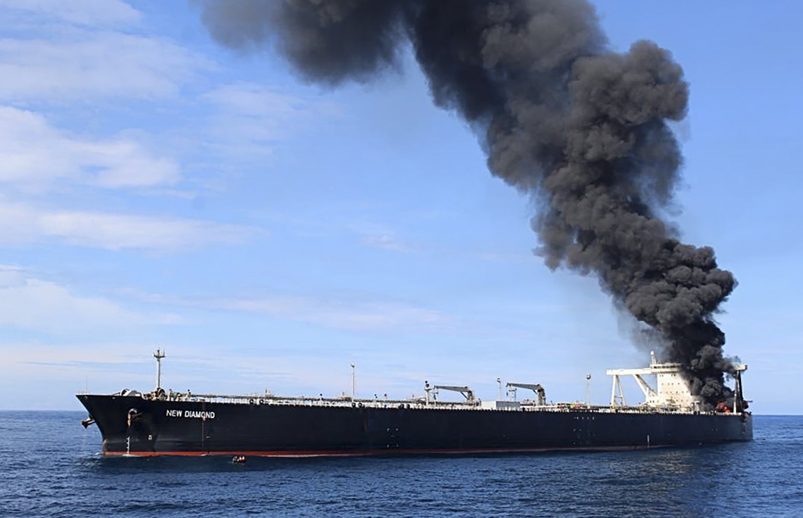 ލަންކާގެ އިރުމަތިން 60 ކިލޯމީޓަރު ދުރުން ރޯވި ތެޔޮ ޓޭންކަރުން ދުން އަރަނީ. --ފޮޓޯ:އޭއެފްޕީ