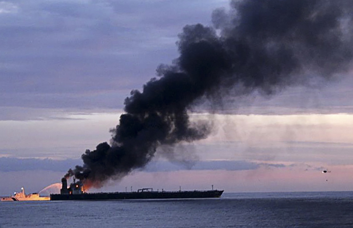 ލަންކާގެ އިރުމަތިން 60 ކިލޯމީޓަރު ދުރުން ރޯވި ތެޔޮ ޓޭންކަރުން ދުން އަރަނީ. --ފޮޓޯ:އޭއެފްޕީ