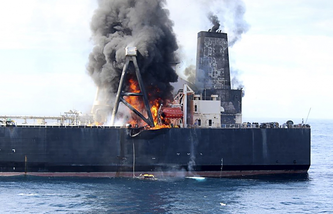 ލަންކާގެ އިރުމަތިން 60 ކިލޯމީޓަރު ދުރުން ދަތުރު ކުރަނިކޮށް ތެޔޮ ޓޭންކަރުގައި ރޯވެ އަނދަނީ. --ފޮޓޯ:އޭއެފްޕީ