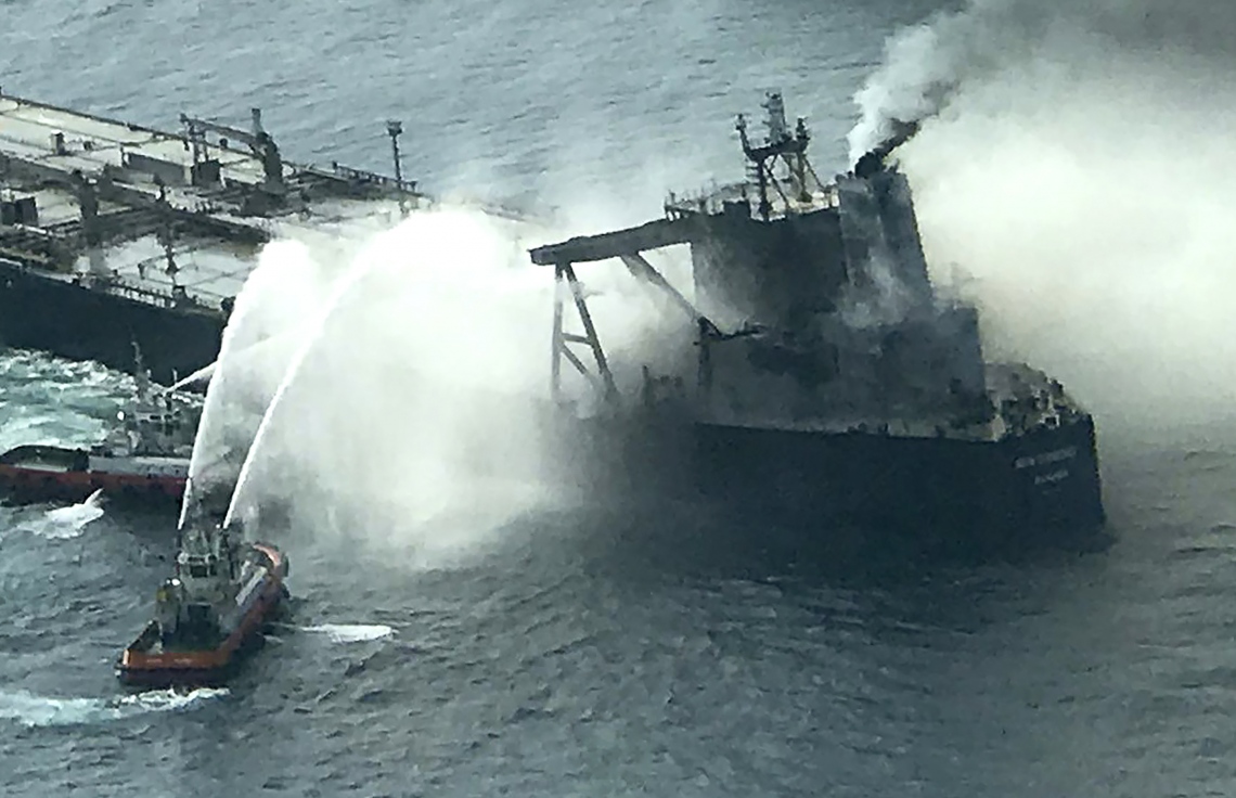 ލަންކާގެ އިރުމަތިން 60 ކިލޯމީޓަރު ދުރުން ރޯވި ތެޔޮ ޓޭންކަރުގެ އަލިފާން ނިއްވާލުމުގެ މަސައްކަތް ކުރަނީ. --ފޮޓޯ:އޭއެފްޕީ