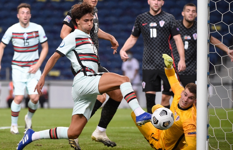 އިންގްލެންޑާއި ފްރާންސް އަދި ޕޯޗުގަލަށް މޮޅެއް