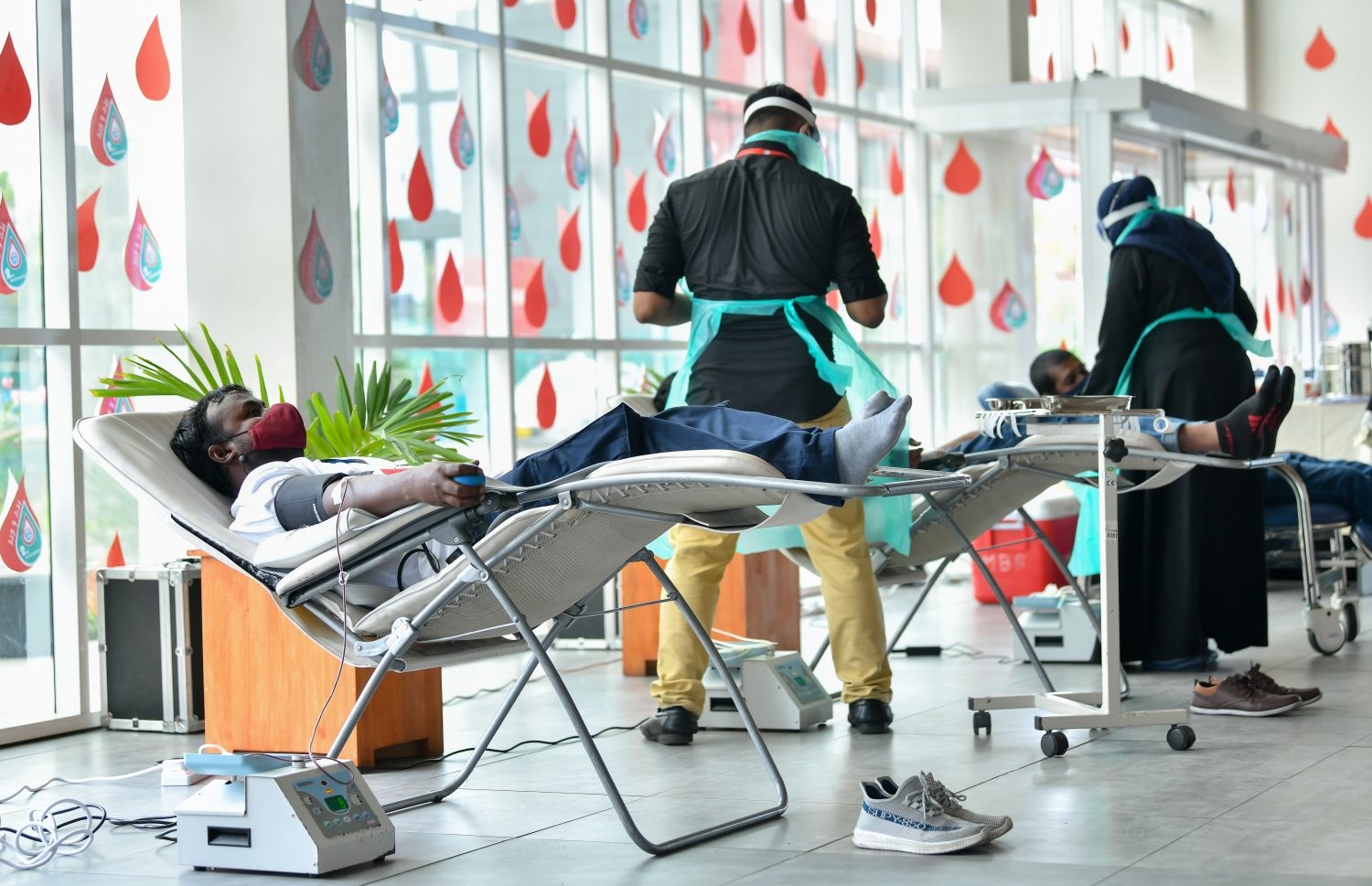 ލޭ ހަދިޔާކުރުމަށް މީގެ ކުރިން ބޭއްވި ކެމްޕެއިނެއްގައި ބަޔަކު ލޭ ހަދިޔާކުރަނީ.-- ފޮޓޯ: އަހުމަދު އަވްޝަން/ މިހާރު