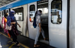 Passengers board a train following the resumption of metro services after more than five months of shutdown due to the Covid-19 coronavirus pandemic, at a station in Hyderabad on September 7, 2020. - India overtook Brazil on September 7 as the country with the second highest number of confirmed coronavirus cases, even as key metro train lines re-opened as part of efforts to boost the South Asian nation's battered economy. (Photo by Noah SEELAM / AFP)