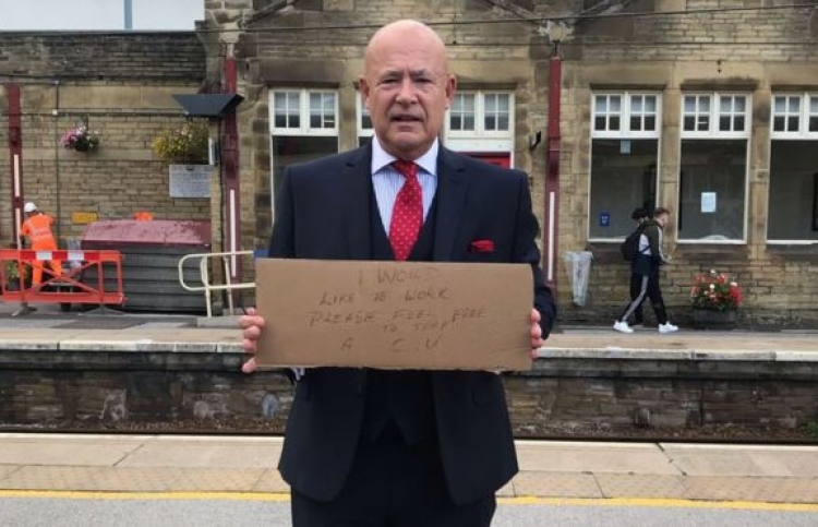 ވަޒީފާ ހޯދަން ދިޔައީ ބޯކަރުދާހުގެ ސީވީއެއް ހިފައިގެން