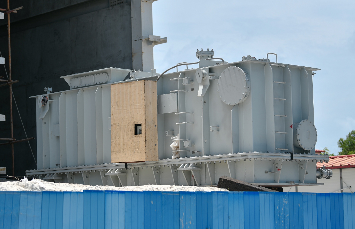 ސްޓެލްކޯއިން މަލެއާއި ހުޅުމާލެ އައި ހުޅުލޭގައި ބަހައްޓާ ޓްރާންފޯމަރުތަކެއް- ފޮޓޯ: އަހުމަދު އަވްޝަން/ މިހާރު