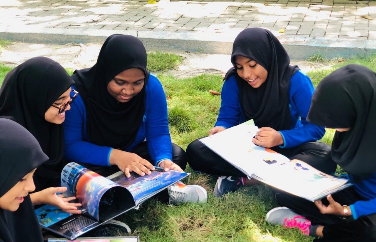 ދަރިވަރުންތަކެއް ސްކޫލުގެ ގޯތިތެރޭގައި ކިޔަވަނީ. މި އަހަރުން ފެށިގެން ސްކޫލު ބޮޑު ޗުއްޓީ ލިބޭނީ ޖޫން/ޖުލައިގައި.