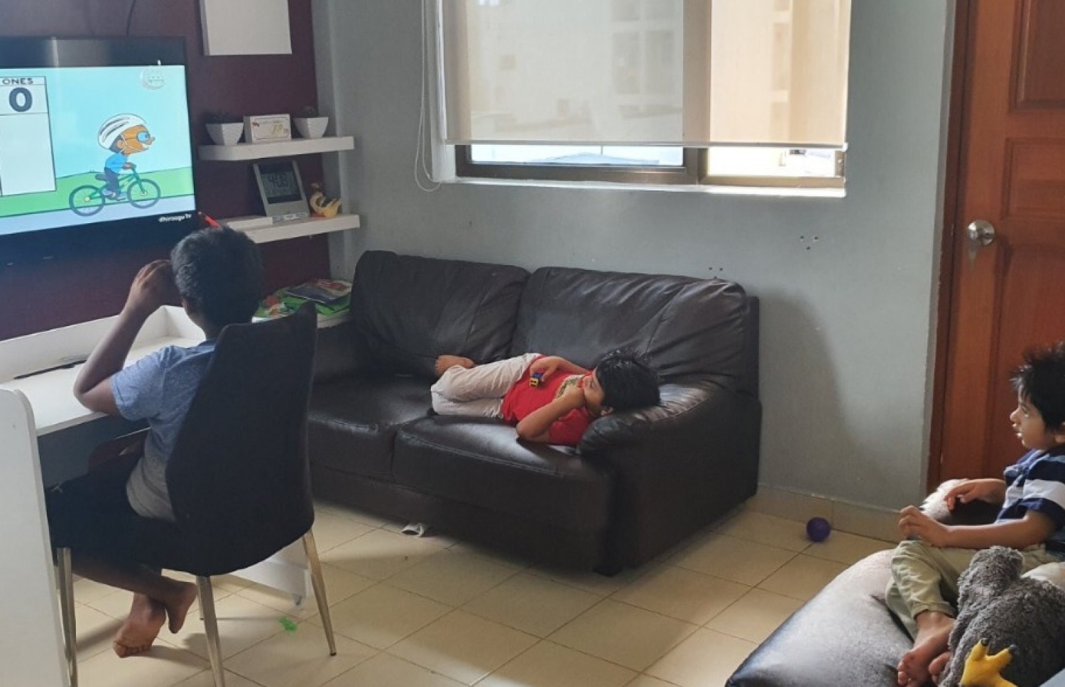 ކޮވިޑާ ގުޅިގެން މާލެ ސަރަހައްދުގެ ސްކޫލުތައް ބަންދުކުރި ދަނޑިވަޅުގައި ކުއްޖަކު ގޭގައި އޮންލައިން ކްލާސް ނަގާއިރު، އެހެން ދެ ކުއްޖަކު އެ ކްލާސް ކުރިއަށް ދާ ގޮތް ބަލަނީ.