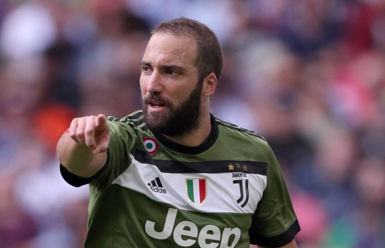 ހިގުއައިން ބެކަމްގެ ޓީމަށް ސޮއިކޮށްފި