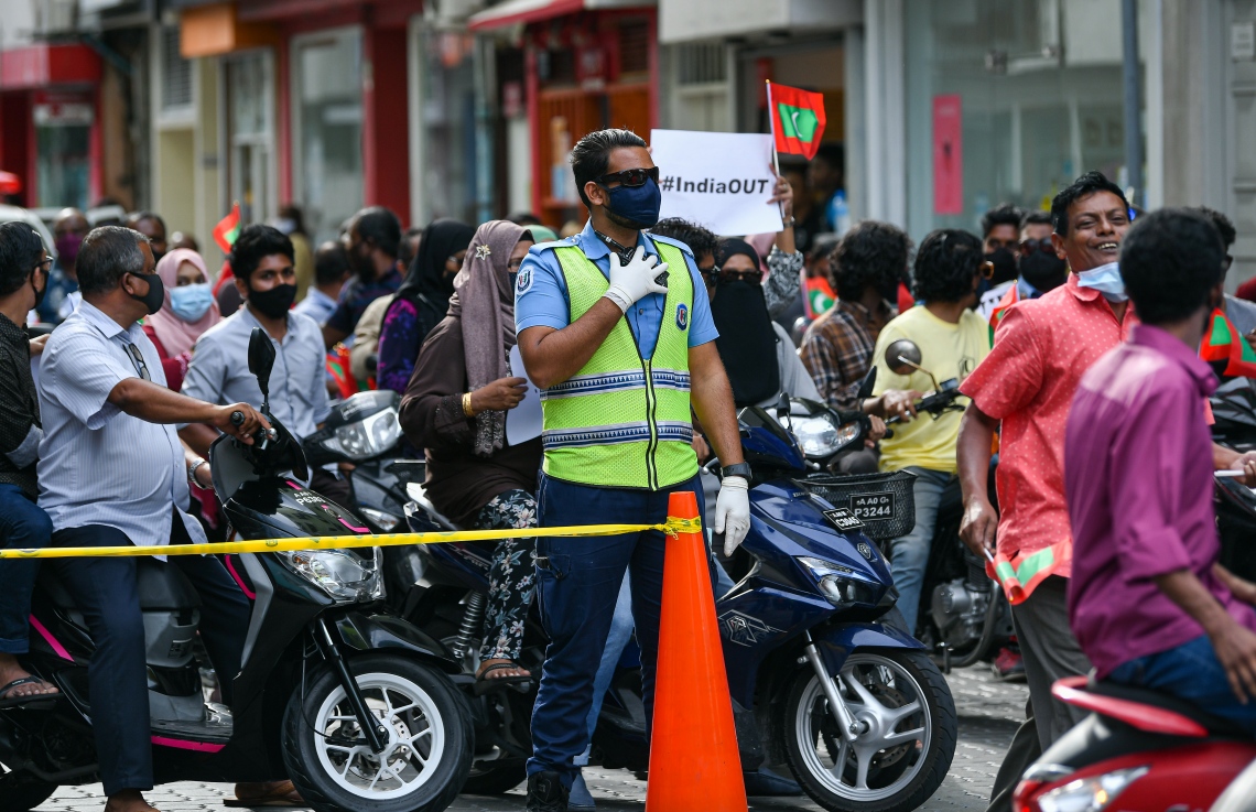 މާލެ: ސެޕްޓެމްބަރު 12، 2020- ސަރުކާރާ ދެކޮޅަށް މާލޭގައި މިއަދު ހަވީރު ބާއްވަން އުޅުނު ސައިކަލް ބުރު ފަށަން ތައްޔާރުވެފައިވާއިރު، ޓްރެފިކް ފުލުހަކު ތައްޔާރީ ހާލަތުގައި: ސައިކަލް ބުރު ރަނގަޅަށް ނުފެށެނީސް ފުލުހުން ވަނީ އެ ހަރަކާތް ހުއްޓުވައި 41 މީހަކު ހައްޔަރުކޮށްފައި. އަދި ބައެއް ސައިކަލްތައް ވެސް ޓޯކުރި.---ފޮޓޯ: އަހުމަދު އަވްޝަން އިލްޔާސް/މިހާރު