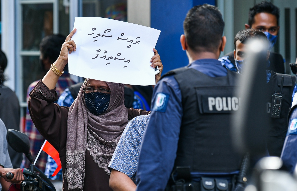 މާލެ: ސެޕްޓެމްބަރު 12، 2020- ސަރުކާރާ ދެކޮޅަށް މާލޭގައި މިއަދު ހަވީރު ބާއްވަން އުޅުނު ސައިކަލް ބުރުގެ ތެރެއިން، ރައީސް އިބްރާހިމް މުހައްމަދު ސޯލިހު އިސްތިއުފާ ދެއްވަން ގޮވާލައި ލިޔެފައިވާ ކަރުދާސްގަނޑެއް ހިފައިގެން މީހަކު އަޑުއުފުލަނީ: ސައިކަލް ބުރު ރަނގަޅަށް ނުފެށެނީސް ފުލުހުން ވަނީ އެ ހަރަކާތް ހުއްޓުވައި 41 މީހަކު ހައްޔަރުކޮށްފައި. އަދި ބައެއް ސައިކަލްތައް ވެސް ޓޯކުރި.---ފޮޓޯ: އަހުމަދު އަވްޝަން އިލްޔާސް/މިހާރު