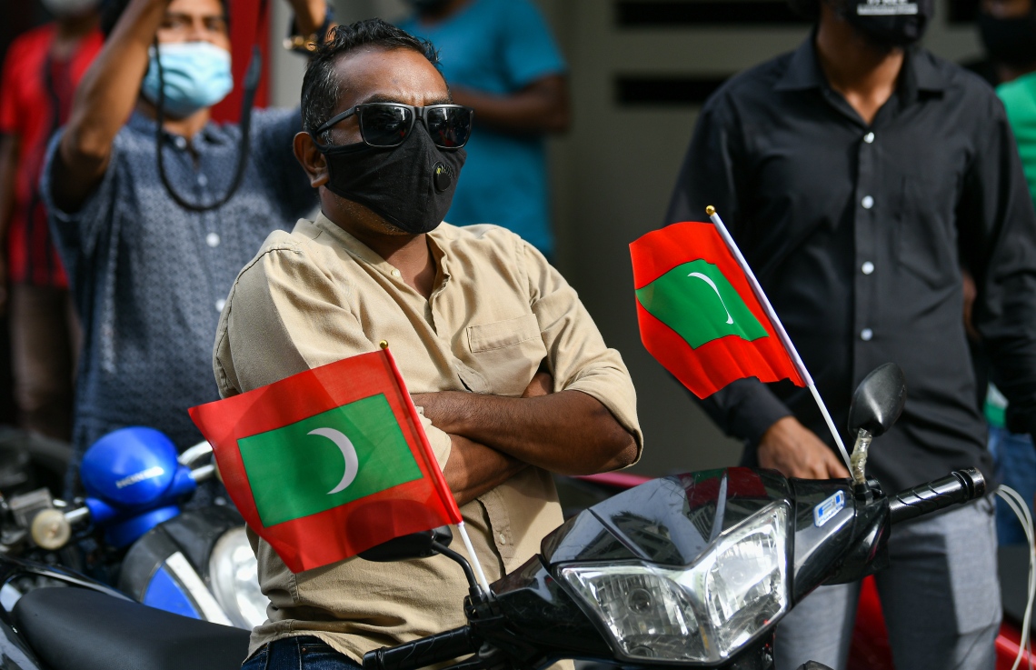 މާލެ: ސެޕްޓެމްބަރު 12، 2020- ސަރުކާރާ ދެކޮޅަށް މާލޭގައި މިއަދު ހަވީރު ބާއްވަން އުޅުނު ސައިކަލް ބުރުގެ ބައިވެރިއަކު ގައުމީ ދިދައާ އެކު: ސައިކަލް ބުރު ރަނގަޅަށް ނުފެށެނީސް ފުލުހުން ވަނީ އެ ހަރަކާތް ހުއްޓުވައި 41 މީހަކު ހައްޔަރުކޮށްފައި. އަދި ބައެއް ސައިކަލްތައް ވެސް ޓޯކުރި.---ފޮޓޯ: އަހުމަދު އަވްޝަން އިލްޔާސް/މިހާރު