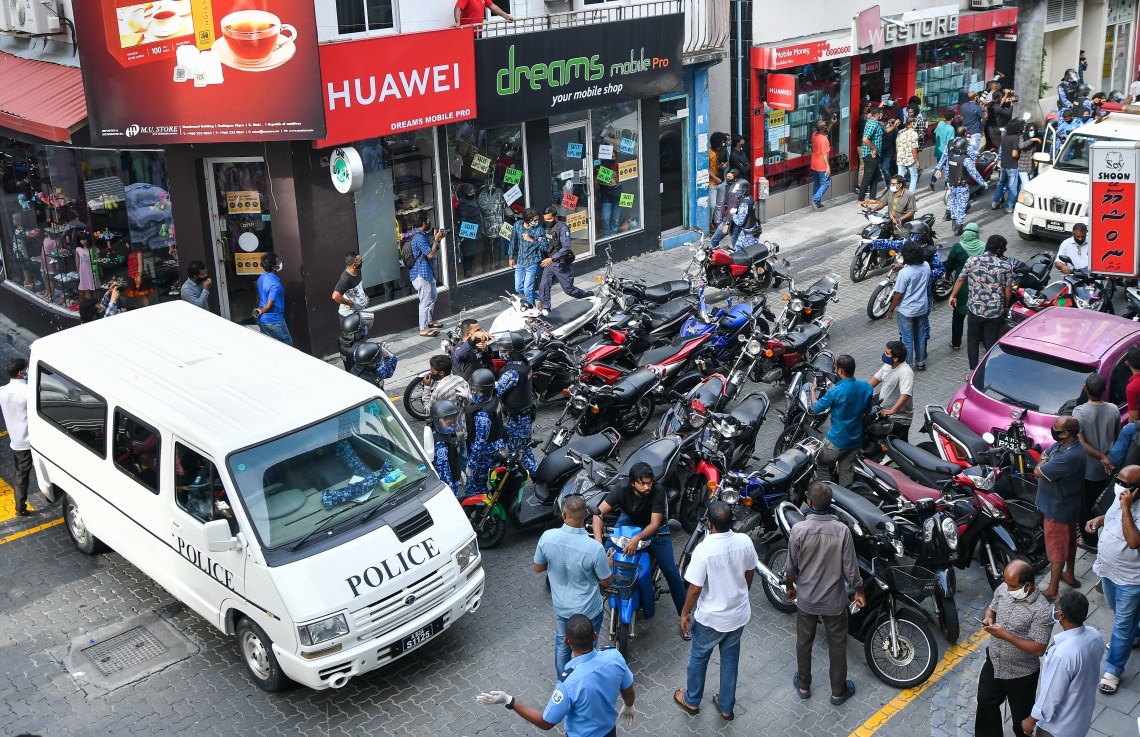 މާލެ: ސެޕްޓެމްބަރު 12، 2020- ސަރުކާރާ ދެކޮޅަށް މާލޭގައި މިއަދު ހަވީރު ބާއްވަން އުޅުނު ސައިކަލް ބުރު ހުއްޓުވަން ފުލުހުން މަސައްކަތް ކުރަނީ: ސައިކަލް ބުރު ރަނގަޅަށް ނުފެށެނީސް ފުލުހުން ވަނީ އެ ހަރަކާތް ހުއްޓުވައި 41 މީހަކު ހައްޔަރުކޮށްފައި. އަދި ބައެއް ސައިކަލްތައް ވެސް ޓޯކުރި.---ފޮޓޯ: އަހުމަދު އަވްޝަން އިލްޔާސް/މިހާރު