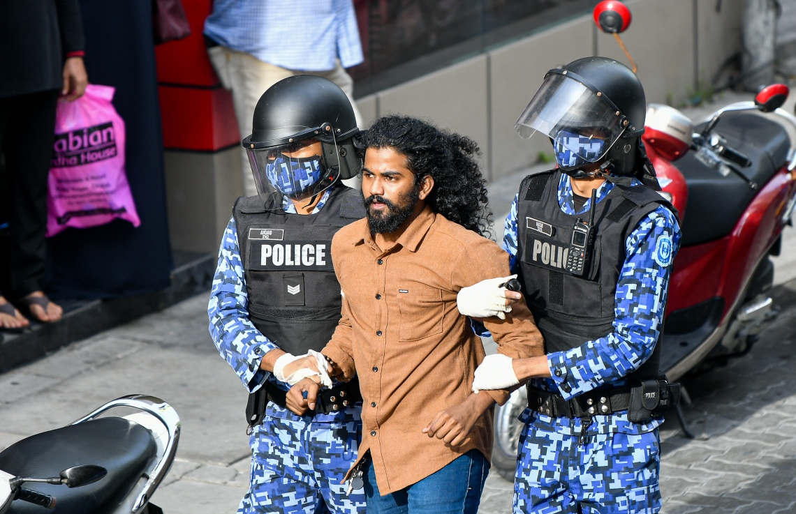 މާލެ: ސެޕްޓެމްބަރު 12، 2020- ސަރުކާރާ ދެކޮޅަށް މާލޭގައި މިއަދު ހަވީރު ބާއްވަން އުޅުނު ސައިކަލް ބުރު ހުއްޓުވައި، ޒުވާނަކު ފުލުހުންގެ ބެލުމުގެ ދަށަށް ގެންދަނީ: ސައިކަލް ބުރު ރަނގަޅަށް ނުފެށެނީސް ފުލުހުން ވަނީ އެ ހަރަކާތް ހުއްޓުވައި 41 މީހަކު ހައްޔަރުކޮށްފައި. އަދި ބައެއް ސައިކަލްތައް ވެސް ޓޯކުރި.---ފޮޓޯ: އަހުމަދު އަވްޝަން އިލްޔާސް/މިހާރު