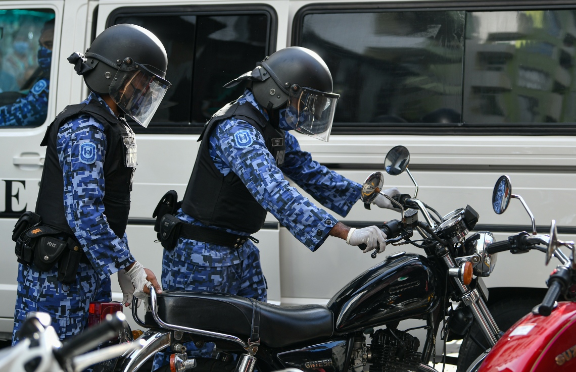 މާލެ: ސެޕްޓެމްބަރު 12، 2020- ސަރުކާރާ ދެކޮޅަށް މާލޭގައި މިއަދު ހަވީރު ބާއްވަން އުޅުނު ސައިކަލް ބުރުގެ ބައިވެރިއެއްގެ ސައިކަލް ފުލުހުން ޓޯކުރަނީ: ސައިކަލް ބުރު ރަނގަޅަށް ނުފެށެނީސް ފުލުހުން ވަނީ އެ ހަރަކާތް ހުއްޓުވައި 41 މީހަކު ހައްޔަރުކޮށްފައި. އަދި ބައެއް ސައިކަލްތައް ވެސް ޓޯކުރި.---ފޮޓޯ: އަހުމަދު އަވްޝަން އިލްޔާސް/މިހާރު