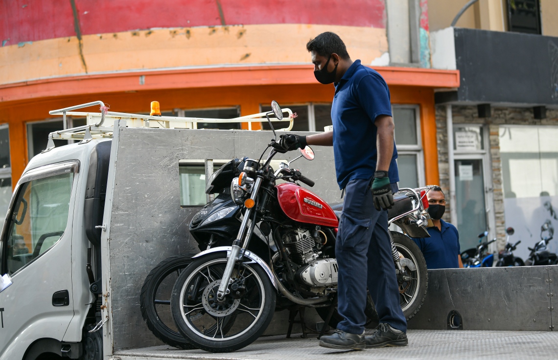 މާލެ: ސެޕްޓެމްބަރު 12، 2020- ސަރުކާރާ ދެކޮޅަށް މާލޭގައި މިއަދު ހަވީރު ބާއްވަން އުޅުނު ސައިކަލް ބުރުގެ ބައިވެރިއެއްގެ ސައިކަލް ފުލުހުން ޓޯކުރަނީ: ސައިކަލް ބުރު ރަނގަޅަށް ނުފެށެނީސް ފުލުހުން ވަނީ އެ ހަރަކާތް ހުއްޓުވައި 41 މީހަކު ހައްޔަރުކޮށްފައި. އަދި ބައެއް ސައިކަލްތައް ވެސް ޓޯކުރި.---ފޮޓޯ: އަހުމަދު އަވްޝަން އިލްޔާސް/މިހާރު