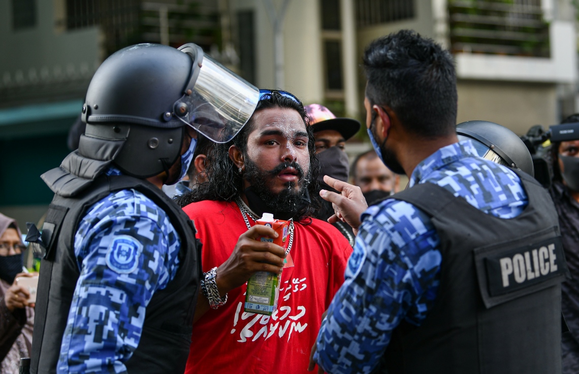 މާލެ: ސެޕްޓެމްބަރު 12، 2020- ސަރުކާރާ ދެކޮޅަށް މާލޭގައި މިއަދު ހަވީރު ބާއްވަން އުޅުނު ސައިކަލް ބުރުގެ ބައިވެރިއަކާ ދެ ފުލުހަކު ވާހަކަ ދައްކަނީ: ސައިކަލް ބުރު ރަނގަޅަށް ނުފެށެނީސް ފުލުހުން ވަނީ އެ ހަރަކާތް ހުއްޓުވައި 41 މީހަކު ހައްޔަރުކޮށްފައި. އަދި ބައެއް ސައިކަލްތައް ވެސް ޓޯކުރި.---ފޮޓޯ: އަހުމަދު އަވްޝަން އިލްޔާސް/މިހާރު