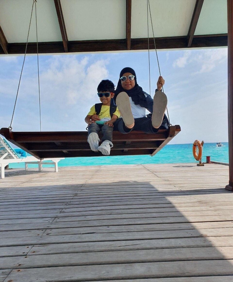 އާތު މިސް އޭނާގެ ދަރިފުޅާއެކު: މަޖާ ގޮތްތަކަށް ކުދިން ކިޔެވުމަށް ޝައުގުވެރިކުރަން އިތުރުކުރުވަން އޭނާ ދަނީ އަމިއްލަ ދަރިފުޅުގެ ކިޔެވުމުގެ ޕްރޮސެސްގެ ތެރެއިން އެ ތަޖުރިބާ އެހެން މީހުންނާ ވެސް ހިއްސާކުރަމުން