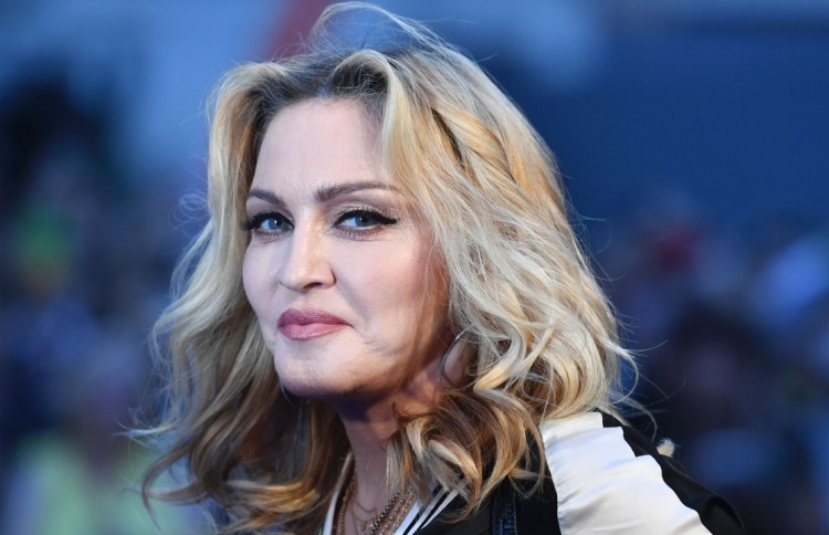 މެޑޯނާ އަމިއްލަ ވާހަކަ ސްކްރީނަށް ގެންނަނީ