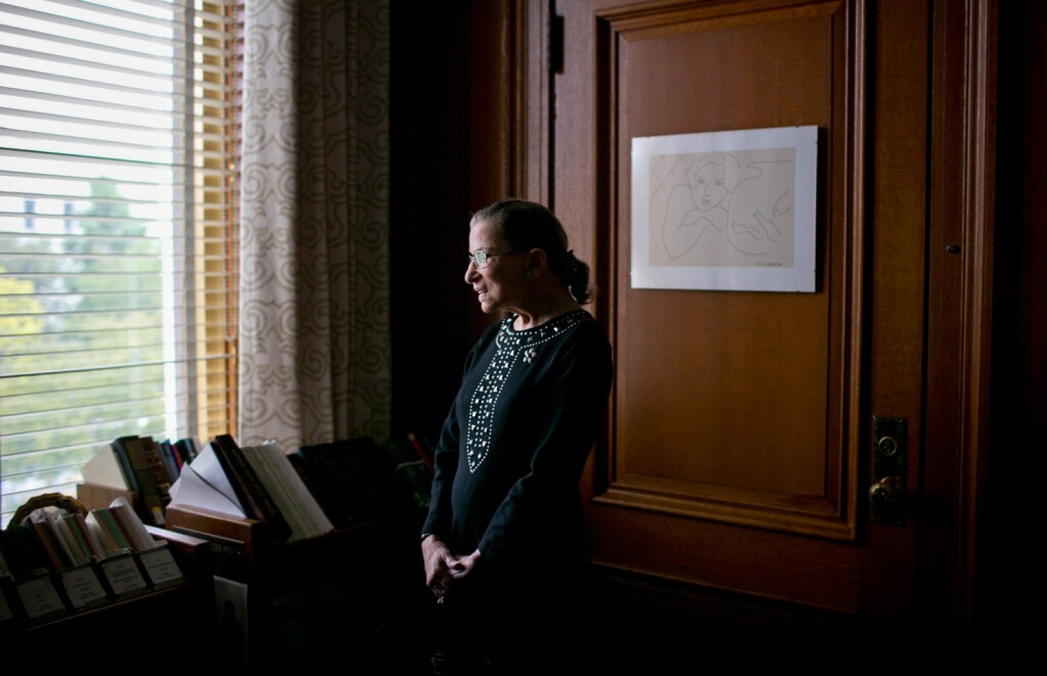 ފަނޑިޔާރު ގިންސްބާގު އޭނާގެ ސުޕްރީމް ކޯޓުގެ އޮފީހުގައި: އަންހެނުންގެ ހައްގުތަކަށް ގިނަ މަސައްކަތްތަކެއް ކުރެއްވި