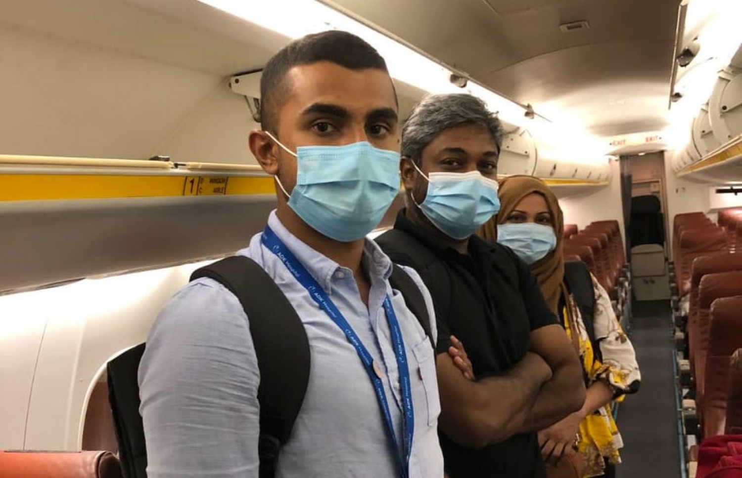 އޮޕަރޭޝަން ކުރުމަށް އައްޑުއަށް ދިއުމަށް ނިއުރޯސާޖަން ޑރ. ނިޔާފު (މ) އާއި ޑރ. އަދީލް އަދި ނާސް ޝަމޫނާ ތައްޔާރުވެގެން.-- ފޮޓޯ: އޭޑީކޭ