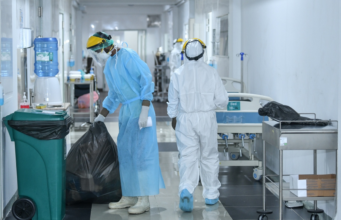 ހުޅުމާލޭ މެޑިކަލް ފެސިލިޓީޒްގައި މީހަކު ކުނި އުކަން ކުނި ނަގަނީ: ރާއްޖޭގައި ކޮވިޑް ފެތުރޭލެއް ގިނަވުމުން ސަރުކާރުން މި ފެސިލިޓީޒް ހެދީ އައިޖީއެމްއެޗު ފަދަ ހޮސްޕިޓަލްތަކަށް އަރާފާނެ ބުރުލުން ސަލާމަތްވާން. މި ފެސިލިޓީޒްގައި 300 މީހުންނަށް ފަރުވާދެވޭނެ އިންތިޒާމް ހަމަޖެއްސި --ފޮޓޯ: ނިޝާން އަލީ/މިހާރު