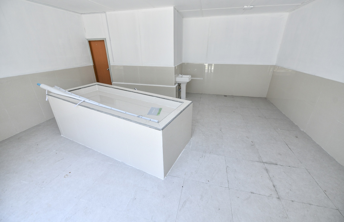 ހިނަވާގެ: ހުޅުމާލޭ މެޑިކަލް ފެސިލިޓީޒްގައި މީހަކު މަރުވެއްޖެ ނަމަ ރައްކާތެރިކަމުގެ ފިޔަވަޅުތަކާ އެކު ހިނަވާނެ ތަނެއް ވެސް ގާއިމްކުރި. އެކަމަކު މި ތަނުގައި އެއްވެސް މީހަކު މިހާތަނަށް ހިނަވާފައެއް ނުވޭ --ފޮޓޯ: ނިޝާން އަލީ/މިހާރު