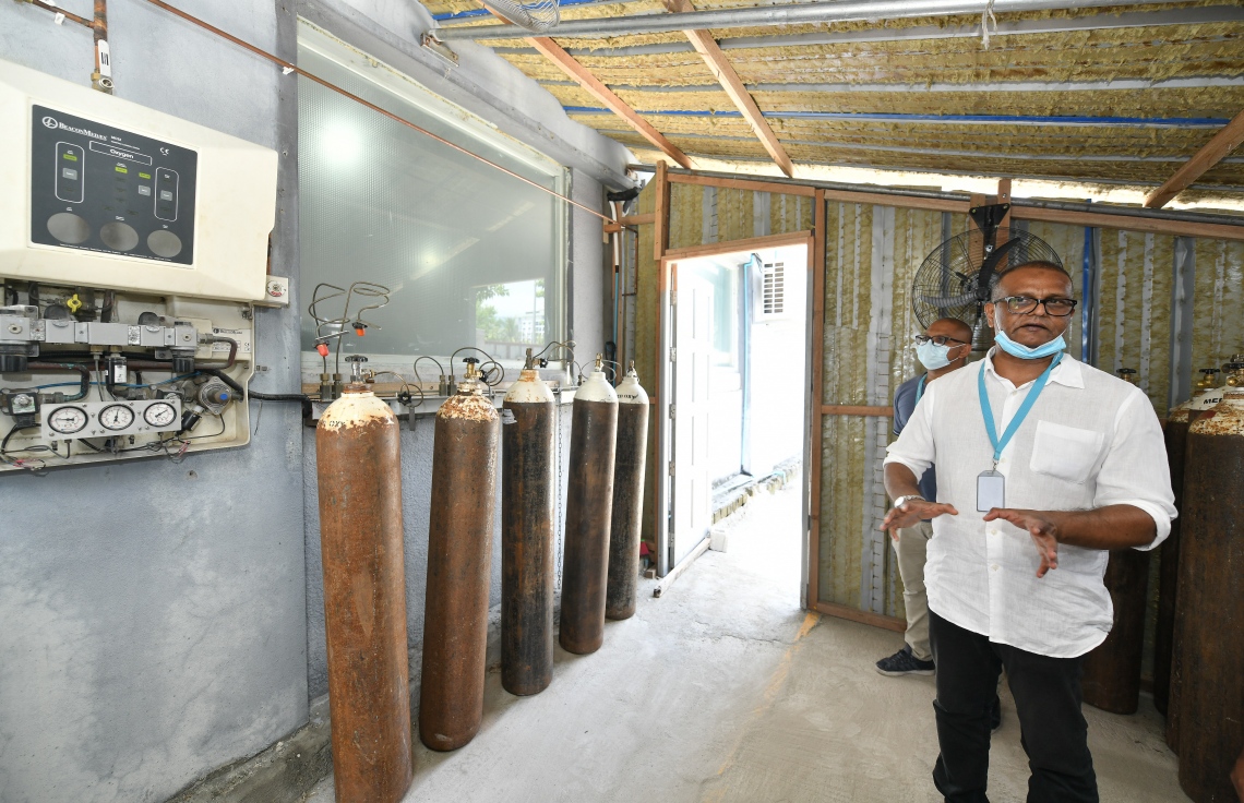 އައިޖީއެޗުގެ ސީއީއޯ ބަންދު އިބްރާހިމް ސަލީމް، "މިހާރު"ގެ ނޫސްވެރިންނަށް ހުޅުމާލޭ މެޑިކަލް ފެސިލިޓީޒްގެ ހިދުމަތްތަކާ ބެހޭ މައުލޫމާތު ދެއްވަނީ: އޭނާ އެ ހުންނެވީ އޮކްސިޖަން ބޭނުންވާ މީހުންގެ އެނދާ ހަމައަށް އޮކްސިިޖަން ފޯރުކޮށްދޭން ގާއިމްކޮށްފައި ހުރި ތަނުގައި --ފޮޓޯ: ނިޝާން އަލީ/މިހާރު