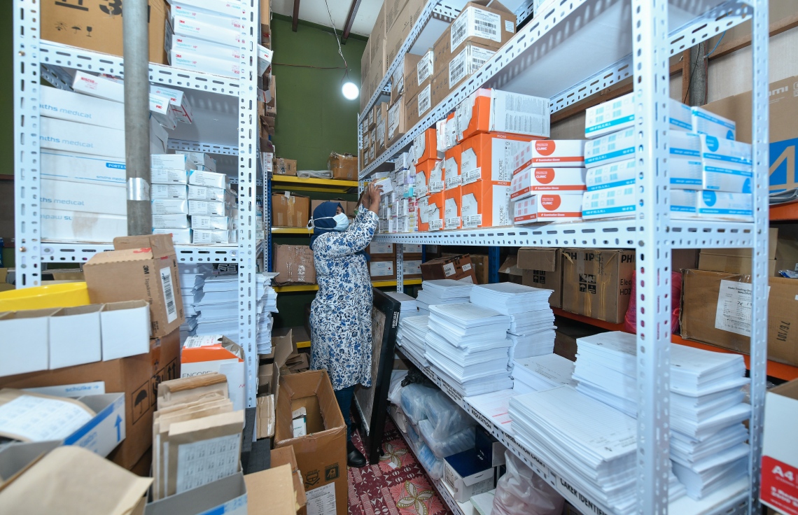 ހުޅުމާލޭ މެޑިކަލް ފެސިލިޓީޒްގެ މުވައްޒަފަކު، އެތަނުގެ ބޭސް ގުދަނުން ބޭސްތަކެއް ނަގަނީ: ކޮވިޑް-19ގެ ބަލިމީހުން އިތުރުވަމުން ދިއުމުން، ހުޅުމާލޭގައި އެކަމަށް ހާއްސަ ފެސިލިޓީޒްއެއް ގާއިމްކުރުމުން، އައިޖީއެމްއެޗަށް އޮތް ބުރަ ވަރަށް ބޮޑަށް ލުއިވި --ފޮޓޯ: ނިޝާން އަލީ/މިހާރު