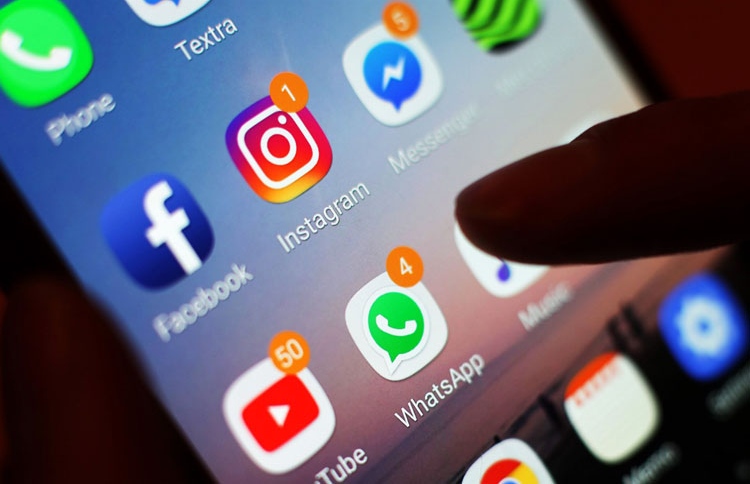 އިންސްޓަގްރާމް ބޭނުންކުރާ މީހުންގެ ކެމެރާއިން ބަލަނީ!