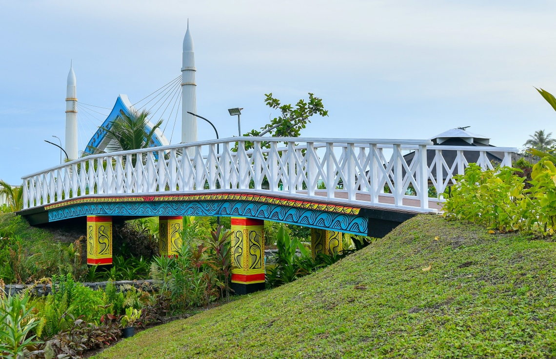 ޕާކްގެ ދެ ބައެއް ގުޅުވާލާފައި ވަނީ ލަކުޑީގެ ފާލަމަކުން: މި ތަނުގައި ހުރެގެން ޕާކްގެ އެކި ހިސާބު ވަރަށް ރީިކޮށް ބަލައިލެވޭ. ފޮޓޯ: ނިޝާން އަލީ/މިހާރު