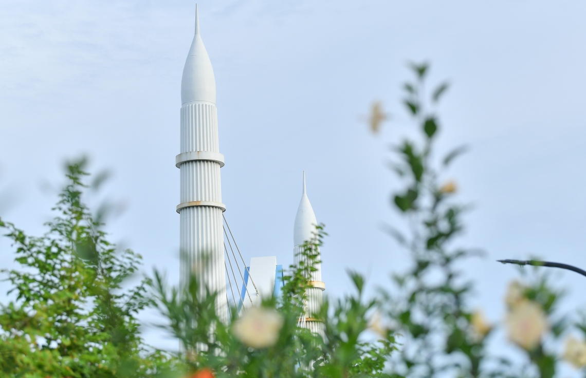 ޕާކާ ޖެހިގެން އޮތީ ކުރީގެ ރައީސް އަބްދުﷲ ޔާމީންގެ ވެރިކަމުގައި ހެދި މަޝްހޫރު ބުރިޖް: ބްރިޖްގެ މަންޒަރުތަކާއި މިހާރުގެ ސަރުކާރުން ހަދާ ޕާކްގެ މަންޒަރުތައް އެއްކޮށްލައިގެން ވެސް ރީތި ފޮޓޯތަކެއް ނެގިދާނެ --ފޮޓޯ: ނިޝާން އަލީ/މިހާރު