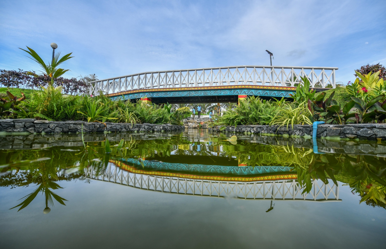 ލޮނުގެ ތެރެއިން "ބަހާރު" މޫސުމެއް