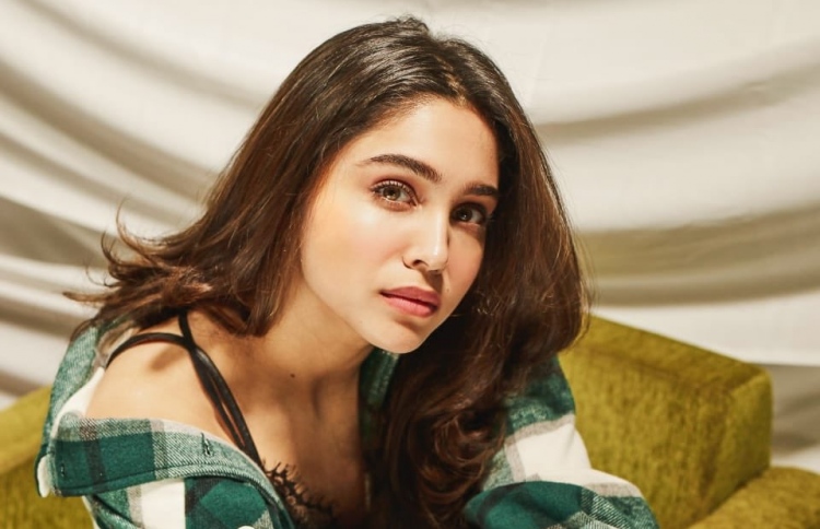 ޝަރްވާރީ އަށް ވައިއާރްއެފްގެ ތިން ފިލްމުގެ ޑީލެއް