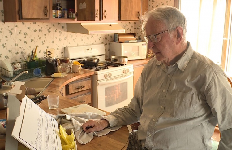 ޕިއްޒާ ޑެލިވަރީކުރާ މީހަކަށް 12،000 ޑޮލަރުގެ ޓިޕްސްއެއް