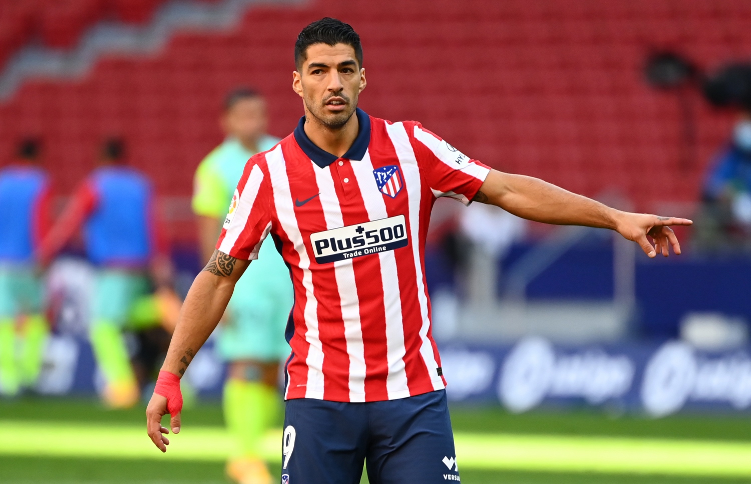 ރޭގެ މެޗުގައި ބަދަލު ކުޅުންތެރިއެއްގެ ގޮތުގައި ކުޅެން އަރައި ސުއަރޭޒް ވަނީ މޮޅު ކުޅުމެއް ދައްކައިފައި. -- ފޮޓޯ: އޭއެފްޕީ