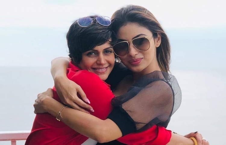 މަންދިރާ އާއި މޯނީ.