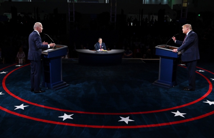 ޓްރަމްޕާއި ބައިޑަންގެ ބަހުސްގައި ޒުވާބާއި މަލާމާތްކުރުން