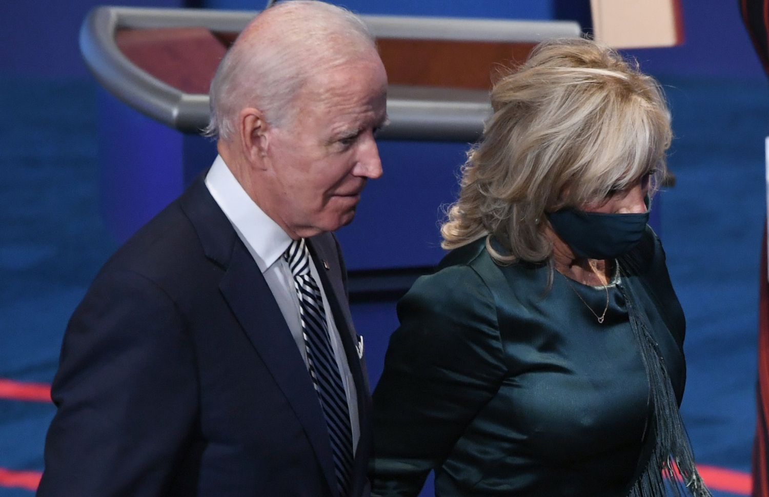 ބަހުސަށް ފަހު ޑިމޮކްރެޓިކް ކެންޑިޑޭޓް ޖޯ ބައިޑަން އާއި އަނބިކަނބަލުން ވަޑައިގަންނަވަނީ. --ފޮޓޯ:އޭއެފްޕީ