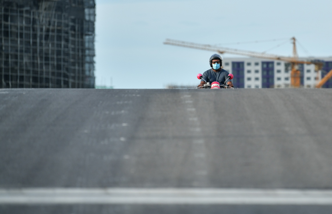 މާލެ: 02 އޮކްޓޯބަރ 2020: ހުޅުމާލޭގެ ދެވަނަ ފިޔަވަހީގެ ބްރިޖެއް މަތިން މީހަކު ސައިކަލުގައި ދަނީ، ވަކި ސަރަހައްދަކަށް އާންމުންނަށް ވަދެވޭ ގޮތަށް ހުޅުމާލެ ދެވަނަ ފޭސް ވަނީ ހުޅުވާލާފައި--. ފޮޓޯ:ނިޝާން އަލީ/މިހާރު