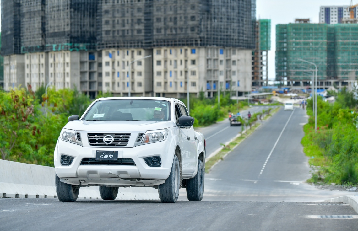 މާލެ: 02 އޮކްޓޯބަރ 2020: ހުޅުމާލޭގެ ދެވަނަ ފިޔަވަހީގެ ބްރިޖެއް މަތިން ވެހިކަލެއް ދުއްވާފައި ދަނީ، ވަކި ސަރަހައްދަކަށް އާންމުންނަށް ވަދެވޭ ގޮތަށް ހުޅުމާލެ ދެވަނަ ފޭސް ވަނީ ހުޅުވާލާފައި--. ފޮޓޯ:ނިޝާން އަލީ/މިހާރު