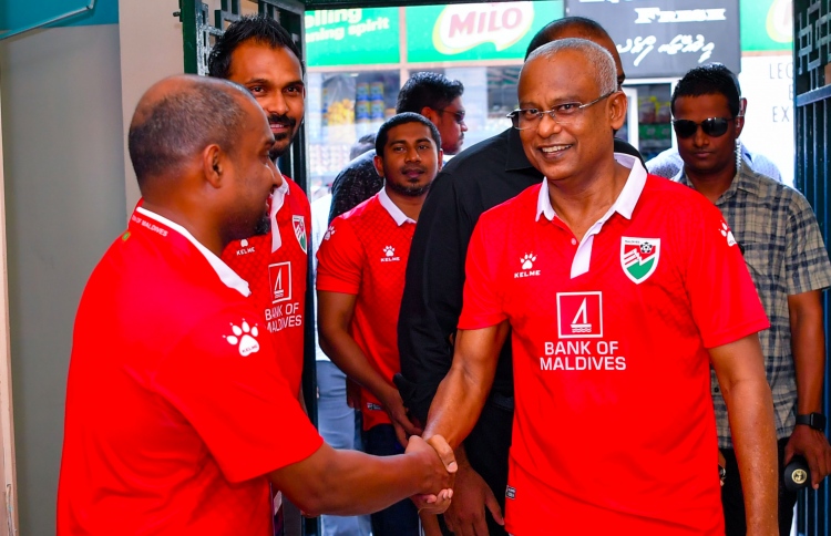ފުޓްބޯޅަ ކޯޗުން ރައީސްއާ ބައްދަލުކުރަނީ