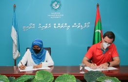 Agreement signing between Dhiraagu and Maldives Inland Revenue Authority (MIRA) to allow payments through DhiraaguPay. PHOTO: DHIRAAGU